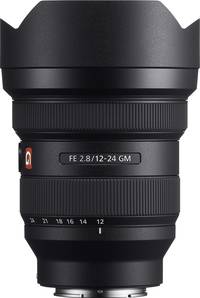Sony FE 12-24 mm F2.8 GM (SEL1224GM) in schwarz mit Gegenlichtblende von oben