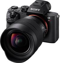 Sony FE 12-24 mm F4 G (SEL1224G) in schwarz an Alpha 7R von vorne links