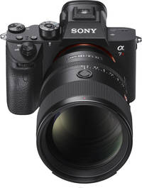 Sony FE 135mm F1.8 GM (SEL135F18GM) in schwarz an 7R von vorne oben Sony FE 135mm F1.8 GM (SEL135F18GM) in schwarz an 7R von vorne oben