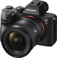 Sony FE 20mm F1.8 G (SEL20F18G) in schwarz an Sony A7III von schräg vorne links