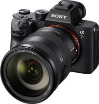 Sony FE 24-105 mm F4 G OSS (SEL24105G) in schwarz an Alpha 7R von vorne links Sony FE 24-105 mm F4 G OSS (SEL24105G) in schwarz an Alpha 7R von vorne links