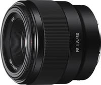 Sony FE 50 mm F1.8 (SEL50F18F) in schwarz von vorne links