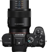 Sony FE 50 mm F2.8 Macro (SEL50M28) in schwarz an Alpha 7 II von oben