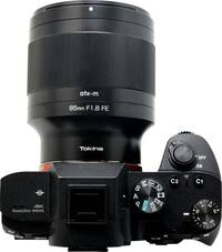 Tokina atx-m 85 mm F1.8 FE in schwarz an Sony Alpha 7M3 von oben Tokina atx-m 85 mm F1.8 FE in schwarz an Sony Alpha 7M3 von oben