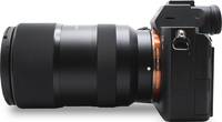 Tokina FiRIN 100 mm F2.8 FE Makro in schwarz an Alpha 7 von links
