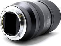 Tokina FiRIN 100 mm F2.8 FE Makro in schwarz von hinten rechts