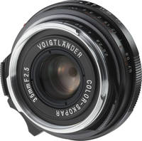 Voigtländer Color Skopar 35 mm / 1:2.5 Pancake II in schwarz von vorne links Voigtländer Color Skopar 35 mm / 1:2.5 Pancake II in schwarz von vorne links