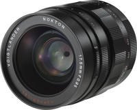 Voigtländer Nokton 17,5 mm / 1:0.95 in schwarz von vorne links