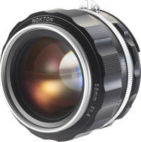 Voigtländer Nokton 58 mm / 1:1.4 II in silber von vorne links