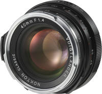 Voigtländer Nokton Classic 40 mm / 1:1.4 in schwarz von vorne links Voigtländer Nokton Classic 40 mm / 1:1.4 in schwarz von vorne links