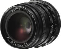 Voigtländer Ultron 35 mm / 1:1.7 Asph. in schwarz von vorne links Voigtländer Ultron 35 mm / 1:1.7 Asph. in schwarz von vorne links