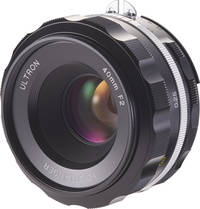 Voigtländer Ultron 40 mm / 1:2.0 II in schwarz von vorne links