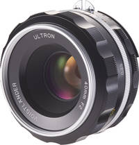 Voigtländer Ultron 40 mm / 1:2.0 II in silber von vorne links