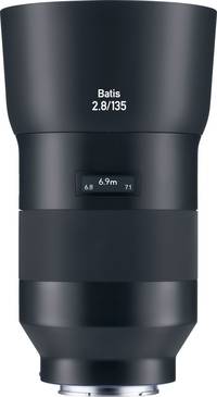 Zeiss Batis 2.8/135 in schwarz mit Gegenlichtblende von oben