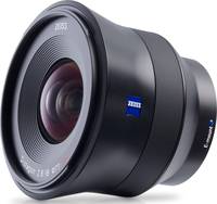 Zeiss Batis 2.8/18 in schwarz von vorne links