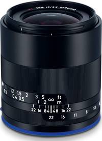 Zeiss Loxia 2.8/21 in schwarz von schräg oben