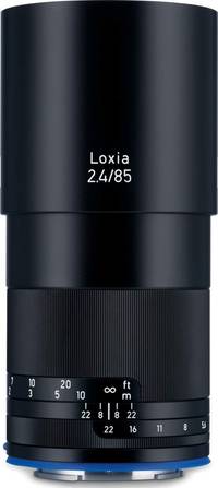 Zeiss Loxia 2.4/85 in schwarz mit Gegenlichtblende von oben Zeiss Loxia 2.4/85 in schwarz mit Gegenlichtblende von oben