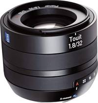 Zeiss Touit 1.8/32 in schwarz von schräg oben
