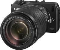 Canon EOS M in schwarz mit EF M 18-135 von vorne links Canon EOS M in schwarz mit EF M 18-135 von vorne links