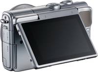 Canon EOS M100 in grau mit EF M15-45STM mit Klappdisplay von hinten links