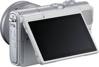 Canon EOS M100 in weiß mit EF M15-45STM mit Klappdisplay von hinten links