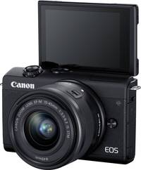 Canon EOS M200 in schwarz mit EF M 15-45mm und Klappdisplay von vorne links Canon EOS M200 in schwarz mit EF M 15-45mm und Klappdisplay von vorne links
