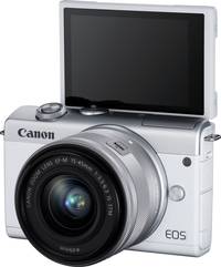 Canon EOS M200 in weiß mit EF M 15-45mm und Klappdisplay von vorne links Canon EOS M200 in weiß mit EF M 15-45mm und Klappdisplay von vorne links