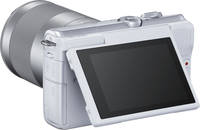 Canon EOS M200 in weiß mit EF M 55-200mm und Klappdisplay von hinten links Canon EOS M200 in weiß mit EF M 55-200mm und Klappdisplay von hinten links