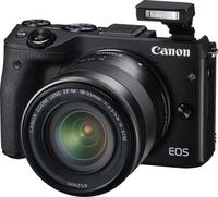 Canon EOS M3 in schwarz mit EF M18-55STM und Blitz von vorne links