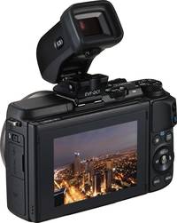 Canon EOS M3 in schwarz mit EF M18-55STM und EVF DC1 von hinten links
