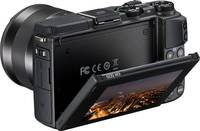Canon EOS M3 in schwarz mit EF M18-55STM und Klappdisplay von hinten links