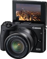 Canon EOS M3 in schwarz mit EF M18-55STM und Klappdisplay von vorne
