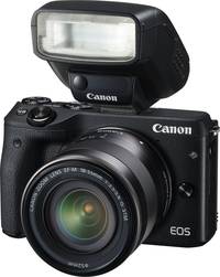 Canon EOS M3 in schwarz mit EF M18-55STM und Speedlite 270EX II von vorne links