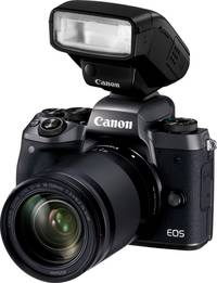 Canon EOS M5 in schwarz mit EF M18-150STM und Speedlite w270 II von vorne links Canon EOS M5 in schwarz mit EF M18-150STM und Speedlite w270 II von vorne links