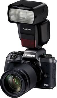 Canon EOS M5 in schwarz mit EF M18-150STM und Speedlite w430 III von vorne links Canon EOS M5 in schwarz mit EF M18-150STM und Speedlite w430 III von vorne links
