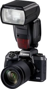 Canon EOS M5 in schwarz mit EF M18-150STM und Speedlite w600EX II von vorne links Canon EOS M5 in schwarz mit EF M18-150STM und Speedlite w600EX II von vorne links