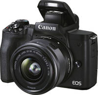 Canon EOS M50 Mark II in schwarz mit EF M 15-45 und Popup Blitz von vorne links