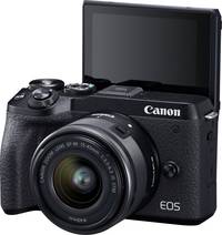 Canon EOS M6 Mark II in schwarz mit EF M 15-45mm und Klappdisplay von vorne links