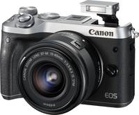 Canon EOS M6 in silber mit EF M15-45STM und Blitz von vorne links Canon EOS M6 in silber mit EF M15-45STM und Blitz von vorne links
