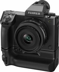 Fujifilm GFX100 II in schwarz mit GF50mm und Batteriegriff von vorne links