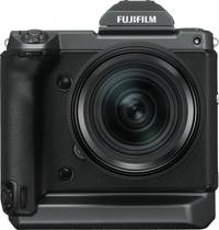 Fujifilm GFX100 in schwarz mit EFV und GF32-64mm von vorne Fujifilm GFX100 in schwarz mit EFV und GF32-64mm von vorne