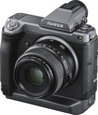 Fujifilm GFX100 in schwarz mit EFV und GF63mm von schräg vorne links Fujifilm GFX100 in schwarz mit EFV und GF63mm von schräg vorne links