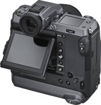 Fujifilm GFX100 in schwarz mit EFV und Klappdisplay von schräg hinten rechts Fujifilm GFX100 in schwarz mit EFV und Klappdisplay von schräg hinten rechts