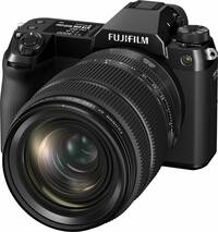 Fujifilm GFX100S II in schwarz mit Fujinon GF32-64mm F4 R von schräg vorne links