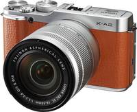 Fujifilm X-A2 in braun silber mit XC16-50 von vorne links