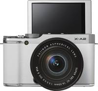 Fujifilm X-A2 in weiß silber mit XC16-50 von vorne Display aufgeklappt