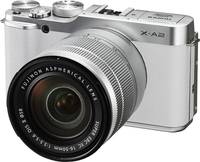 Fujifilm X-A2 in weiß silber mit XC16-50 von vorne links