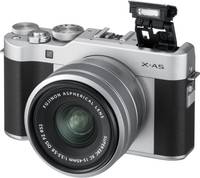 Fujifilm X-A5 in silber mit XC15-45 und Blitz von vorne links