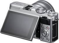 Fujifilm X-A5 in silber mit XC15-45 und Klappdisplay von hinten rechts