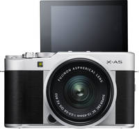 Fujifilm X-A5 in silber mit XC15-45 von vorne Display aufgeklappt
